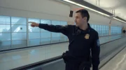Die Sicherheitsbeamten holen einen Mann, der seit 10 Jahren flüchtig ist, in San Francisco ab. Er wurde von Special Agents aus China zurückgeführt.