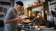 Reinhard Bielefelder (Bill Mockridge) kocht am Wochenende für seinen Hund "Yoda".