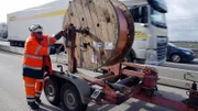 Vom Turmwagen aus wird der Fahrdraht in rund fünf Metern Höhe an Tragseilen befestigt.