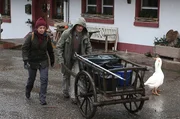 Karl (Peter Schell) hilft schnell Bea (Christiane Brammer) beim Einbringen der Früchte.