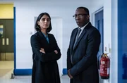 Detective Ruis (Shaun Parkes, re.) ermittelt gemeinsam mit seiner Kollegin Devi (Anjli Mohindra, li.). Detective Ruis (Shaun Parkes, re.) ermittelt gemeinsam mit seiner Kollegin Devi (Anjli Mohindra, li.).