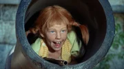 Pippi (Inger Nilsson) hat sich in der Kanone versteckt.