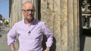 Karsten Schwanke am Säulengang vor dem Neuen Museum in Berlin. Die Säulen zeigen noch deutlich die Einschusslöcher aus dem Zweiten Weltkrieg.