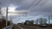 Anders als bei der Deutschen Bahn gibt es bei den Oberleitungen für LKW nicht nur einen, sondern zwei Fahrdrähte, die einen geschlossenen Stromkreis bilden.