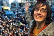 Daniel Küblböck, Kandidat der RTL-Show "Deutschland sucht den Superstar", winkt vom Fenster des Rathauses im niederbayerischen Eggenfelden seinen Fans zu.