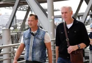 Michael Geister (l.), Ex-Polizist, gemeinsam mit Reporter Burkhard Kress auf der Jagd nach Taschendieben in Hamburg.
