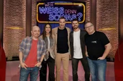 Moderator Kai Pflaume (M.) und seine Rateteam-Kapitäne Bernhard Hoëcker (l.) und Elton (r.) begrüßen in dieser Sendung die Moderatorin Melissa Khalaj (2.v.l.) und den Moderator Thore Schölermann (2.v.r.).