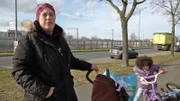 Janine muss den Wochenendeinkauf erledigen und wird nicht nur von ihren Zwillingen auf Fahrrädern begleitet, sondern auch von einem Relikt aus Kleinkindzeiten der beiden – einem Buggy.