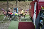 Erste Nacht ohne Mama. Am Bergwitzsee hat Lea in einem selten gewordenen Wohnmobil aus DDR-Zeiten übernachtet. Campen mit Oma und Opa im Qek Junior. Nicht nur für Campernachwuchs ein echtes Abenteuer.
