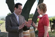 Natalie (Traylor Howard) macht sich Sorgen um Monk (Tony Shalhoub), der eine Weinprobe mitgemacht hat. Er hat zwar nur einen Schluck Wein getrunken, doch der hat auf ihn die gleiche Wirkung wie eine ganze Flasche auf andere Menschen...