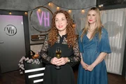 Nina (Maria Wedig, l.) richtet persönliche Wort an ihre Tochter. Rechts Jessica (Nina Ensmann)