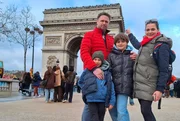 Die Familie Baumeisters vor dem Triumphbogen in Paris, dort beginnt die Prachtstraße Champs-Elysées und Conny wird hier eine berühmte französische Leckerei für ihre Familie kaufen.