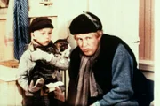 1. Michel (Jan Ohlsson, li.) denkt mit seiner Katze und Knecht Alfred (Björn Gustafson) über dessen Liebesprobleme nach.