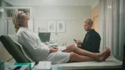 Hilma (Alba August) und Ola (Björn Gustafsson) warten auf Dr. Lindgren.