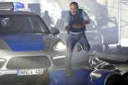 Als Schäffers Flucht nach einem Crash in eine Brückenbaustelle gestoppt wird, nehmen Semir (Erdogan Atalay) und Ben die Verfolgung zu Fuß auf.