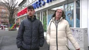 Beate hat einen Termin beim Jobcenter und wird von ihrem Sohn Pascal dorthin begleitet