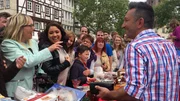 Trödelexperte Mauro Corradino (re.) auf dem Flohmarkt
