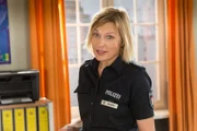 Melanie (Sanna Englund) versucht, Mattes zu beschwichtigen, der gegen die Anweisung des Chefs weiter zum Attentat auf einen Profi-Stabhochspringer ermitteln möchte.