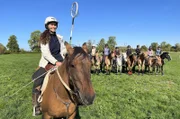 Pferdebegeistert: Mathilde Bizet (vo.) trainiert den Nachwuchs im Polocrosse.