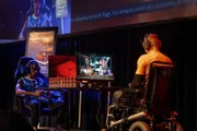 Die Gegner Rudox (Léo Moreau, l.) und Ben5 (Philip van Ees, r.) spielen im Finale der Master League des E-Sports "Tekken 7" gegeneinander.
