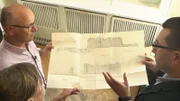 Karsten Schwanke (links) mit den Bauforschern Ulrike Siegel und Ibrahim Salman in der Bibliothek der Orientabteilung des Deutschen Archäologischen Instituts (DAI). Sie ist zuständig für die Erforschung der Kulturschätze im Vorderen Orient.