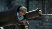 Tommy (Pär Sundberg) und Annika (Maria Person) haben sich vor den Seeräubern in den Kanone versteckt.
