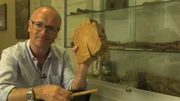 Karsten Schwanke mit einer Baumringscheibe. Aus vielen solchen Scheiben haben Jahresringforscher, sogenannte Dendrochronologen, einen Jahresringkalender zusammengesetzt. Er ist eine große Hilfe bei der Datierung von archäologischen Fundstellen.