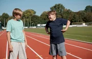 Hanno Brückner (Kasimir Brause, re.) und Moritz Heller (Jerry James Wiest, li.) haben Training. Ihre Eltern denken, dass die beiden sich mögen, doch Moritz ärgert Hanno die ganze Zeit.
