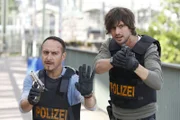 Semir (Erdogan Atalay, li.) und Ben (Tom Beck) konnten Schäffer zwar in die Enge treiben, doch nun droht er ihnen mit einer Handgranate.