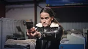 Bei der Überführung muss Billie Vebber (Constance Gay) zur Pistole greifen.