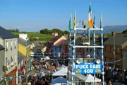 Jedes Jahr im August befindet sich Kilorglin für ein paar Tage im Ausnahmezustand – dann wird "Puck Fair" gefeiert, zu Ehren eines wilden Ziegenbocks. Dieser wird zum "König" gekrönt und auf seinen Thron gehievt, einem mehrere Meter hohen Turm.