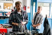 Julian Hoffmann (Christoph Schechinger, l.) hatte seinen Vater vor dessen Tod angeblich schon seit Jahren nicht gesehen. Hauptkommissar Matti Wagner (Pierre Besson) ist skeptisch, ob das der Wahrheit entspricht.