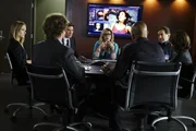 Im Kampf gegen das Böse: Reid (Matthew Gray Gubler, 2.v.l.), Derek (Shemar Moore, 3.v.r.), Hotch (Thomas Gibson, 3.v.l.), Rossi (Joe Mantegna, 2.v.r.), JJ (AJ Cook, l.), Garcia (Kirsten Vangsness, M.) und Kate (Jennifer Love Hewitt, r.) ....