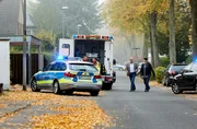 Die Rentnercops Klaus Schmitz (Hartmut Volle, 2.v.r.) und Reinhard Bielefelder (Bill Mockridge, r.) folgen der Drohne (mit Komaparsen).
