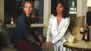 Hilary Barclay (Samantha Mathis, l.) wurde vor Jahren entführt und vergewaltigt. Leider schenkten die Ermittler ihr keinen Glauben, da sie unter massivem Drogeneinfluss stand. Nur ihre Schwester Juliet (Jacqueline Bisset) hat zu ihr gestanden.