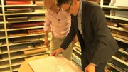 In der Bibliothek des Deutschen Archäologischen Instituts (DAI) zeigt Philipp von Rummel (rechts), Generalsekretär des DAI, große historische Atlanten, die sein Spezialgebiet, die Völkerwanderung der Vandalen, illustrieren.