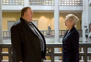 ARD DER DICKE III. STAFFEL FOLGE 28 (WH), "Zwischen den Stühlen", Gregor Ehrenberg (Dieter Pfaff, l.) bittet Isabel von Brede (Sabine Postel, r.), einen Fall für ihn zu übernehmen.