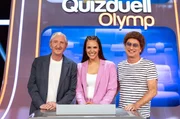 Quizmasterin Esther Sedlaczek M.) mit den Kandidaten vom Team "Comedy" Mike Krüger (l.) und Atze Schröder (r.)