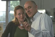 Gerichtsmediziner Dr. Robert Kolmaar (Ulrich Mühe) und Sektionsgehilfin Dr. Nadja Heron (Lavinia Wilson) verstehen sich nicht nur beruflich sehr gut.