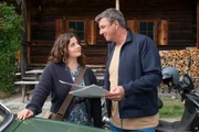 Lilli Gruber (Ronja Forcher) hat eine Idee, wie sie ihrem Vater Martin (Hans Sigl) helfen kann. Lilli Gruber (Ronja Forcher) hat eine Idee, wie sie ihrem Vater Martin (Hans Sigl) helfen kann.