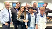S02E50: Es ist so weit: Das bunte Marktfest am Eigelstein startet und die Stimmung ist ausgelassen. Chef Udo bedankt sich bei seinem Team für den Einsatz beim Umbau und die Neuerungen. Die Crew feiert sich – und auch Alessia Herren ist mit dabei!