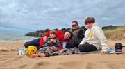 Familie Baumeister am Strand Plage des Jaunais, in Saint-Nazaire am Atlantik, südlich der Bretagne.
