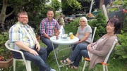 Über die Jahre hat Rentnerin Hannelore (2.v.re.) so viel angesammelt, dass für sie selbst kein Platz mehr ist. Mauro Corradino (2.v.li.) möchte ihr helfen, sich von ihrem Trödel zu trennen!   (Foto, li.: Volker; Foto, re.: Ulrike)