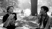 Der Kategorische Imperativ im Tretpower Park: Elena Loevskaya erklärt Jonas wie die Welt aussähe, wenn alle Kantianer wären.