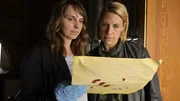 Die Beweissuche in der Kirche gestaltet sich für Tamara (Anja Pahl, l.) und Luna (Caroline Erikson, r.) schwierig. Doch finden sich im Asservatenbeutel mögliche Hinweise?