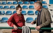 Roland Heilmann (Thomas Rühmann) hat Hanno zum Training begleitet. Dort lernt er die hochschwangere Nadine Heller (Julia-Maria Kühler) kennen, die über ihren Geburtstermin hinaus ist. Als plötzlich ihre Fruchtblase reißt, ist sie froh, dass ein Arzt zugegen ist.