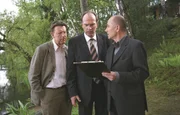 Staatssekretär Alex Leidhoff (Herbert Knaup, M.) gerät in Erklärungsnot, als er von Dr. Robert Kolmaar (Ulrich Mühe, r.) mit den Indizien konfrontiert wird. Daneben steht Joe Hoffer (Jörg Gudzuhn, l.).