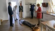 Der Immobilienprojektentwickler Kai-Hagen Bilek wird ermordet in einem Musterhaus aufgefunden. Das Ermittlungsteam bestehend aus Eddi Jansons (Gustavs Gailus, l.), Roswitha Prinzler (Silke Matthias, 2.v.l.), Karoline Joost (Nike Fuhrmann, M.), Lars Pöhlmann (Dominic Boeer, 2.v.r.) und Helene Sturbeck (Katharina Blaschke, r.) sammeln erste Hinweise.