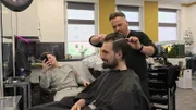 Um einen gepflegten Eindruck beim Vorstellungsgespräch zu machen, gönnt sich Jerrick einen professionellen Haarschnitt.