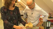 Die Anthropologin Julia Gresky erklärt Karsten Schwanke, anhand welcher Merkmale an Knochen Alter und Geschlecht bestimmt werden können.